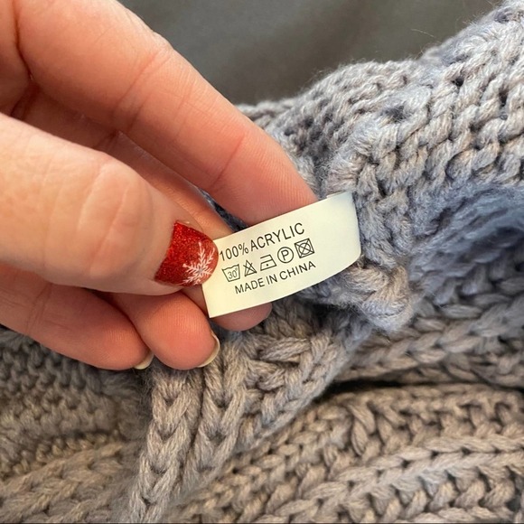 Chunky Knit Gray Infinity Scarf - Picture 4 of 4